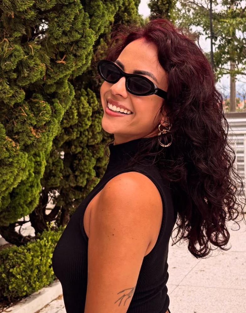 Becca Monteiro sorrindo